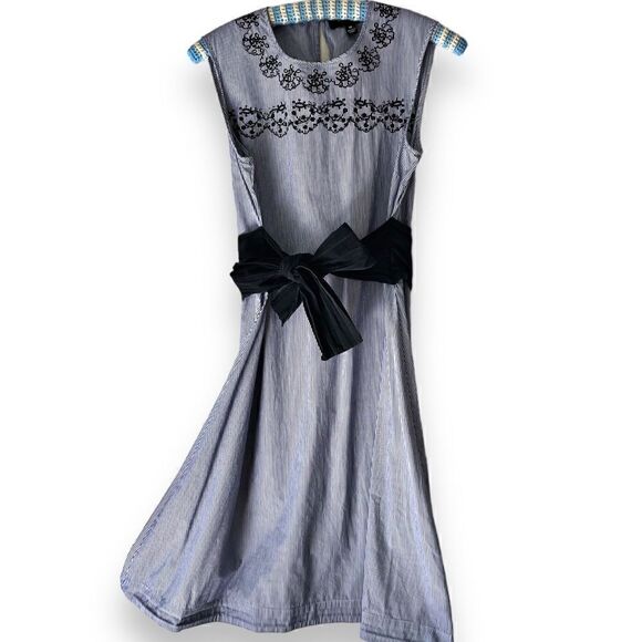 YYigal Pin Stripe Cotton A Line Summer Dress with Sash & Embroidery Detail Sz M - Picture 1 of 16